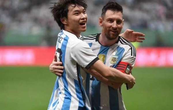 De fans zijn gek! Hij haastte zich het stadion in om Messi te omhelzen en Martinez te high fiveen.